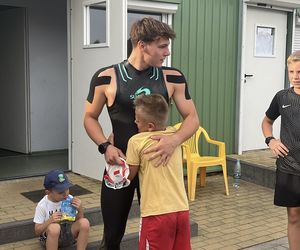 Damian płynie 100 km bez przerwy, aby pomóc Adasiowi!