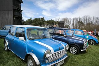 stara motoryzacja pod wiatrakami w Osiecznej