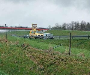 Groźny wypadek pod Tarnowem. Osobówka wypadła z drogi i wylądowała w rowie