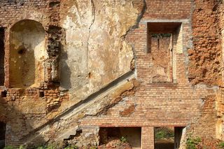 To jeden z najstarszych pałaców w Małopolsce. Mieszkańcy wsi widują w jego ruinach zjawę