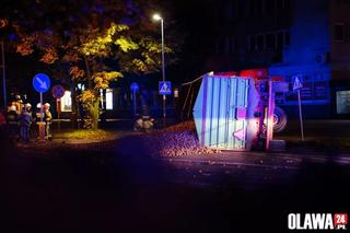 Ziemniaki wysypały się z przewróconej przyczepy ciągnika