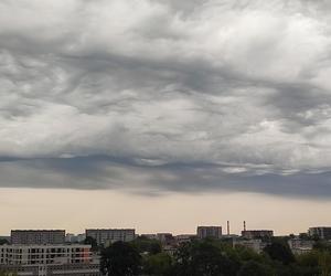 Nawałnice przechodzą przez Polskę. Ciemne chmury nad Białymstokiem