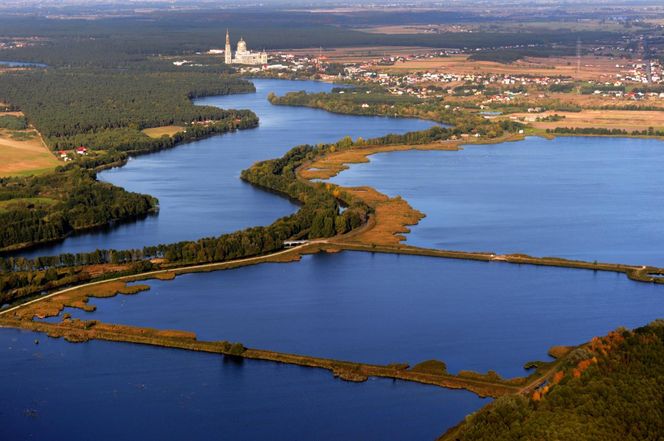 Tak wygląda Jezioro Licheńskie z lotu ptaka