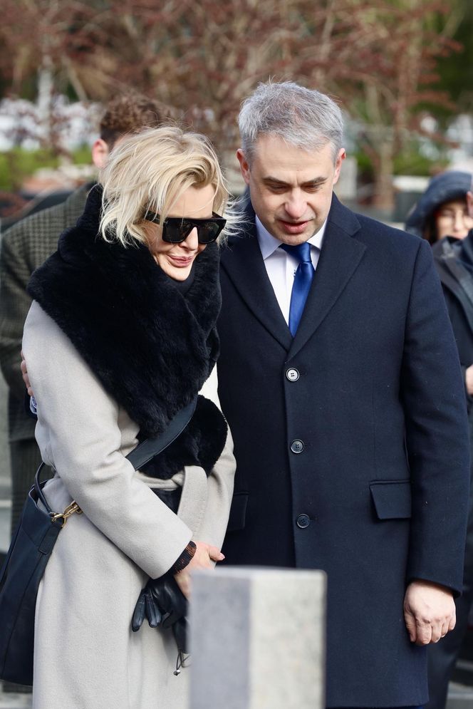 Joanna Racewicz ociera łzy przy grobie męża, pocieszyła ją Barbara Nowacka