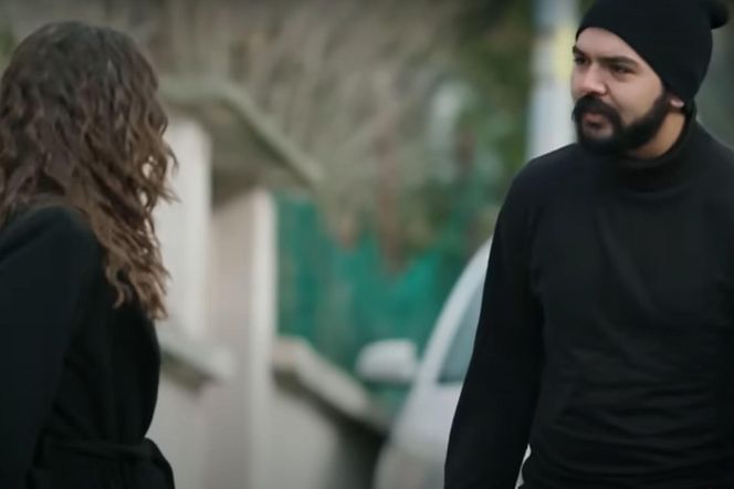 Seher zostanie zatrzymana przez obcego mężczyznę 