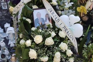 Przepiękny pomnik i morze białych kwiatów upamiętnia śmierć rodziny z Włocławka