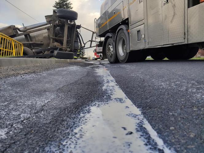 Wywróciła się cysterna z mlekiem! Groźny wypadek pod Toruniem [ZDJĘCIA]