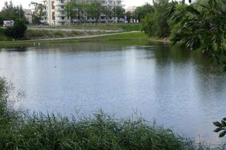 Koszmar na Bemowie w Warszawie. 63-latek wszedł do wody, nie wypłynął. Był reanimowany, nie żyje