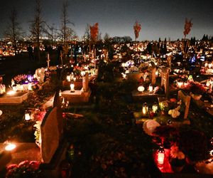 1 listopada na Cmentarzu Łostowickim w Gdańsku. Tak wygląda w dniu Wszystkich Świętych