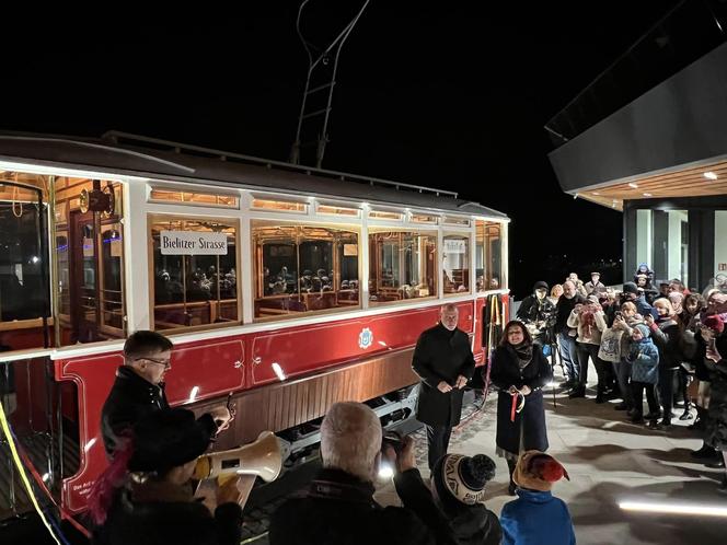 Zabytkowy tramwaj stanął przy dworcu kolejowym w Cieszynie