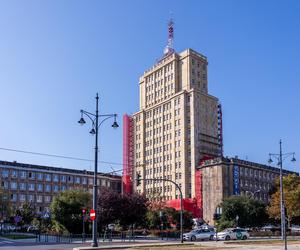 Łódzki drapacz chmur wygląda inaczej, niż planował architekt. Oto wyczyszczona Centrala Tekstylna, zwana też wieżowcem TVP