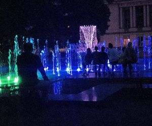 Muzyka, światło i woda w sercu Bydgoszczy. Ta fontanna naprawdę gra!