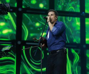 Michał Szpak tak się przejął na scenie, że zgubił mikrofon! Na szczęście nie był sam