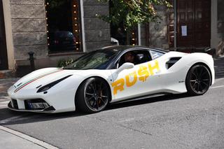 Sportowe samochody w centrum Lublina. Można skorzystać z przejazdów w szczytnym celu