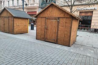 Rozpoczęły się przygotowania do jarmarku bożonarodzeniowego. Zobacz, kiedy oficjalnie się rozpocznie