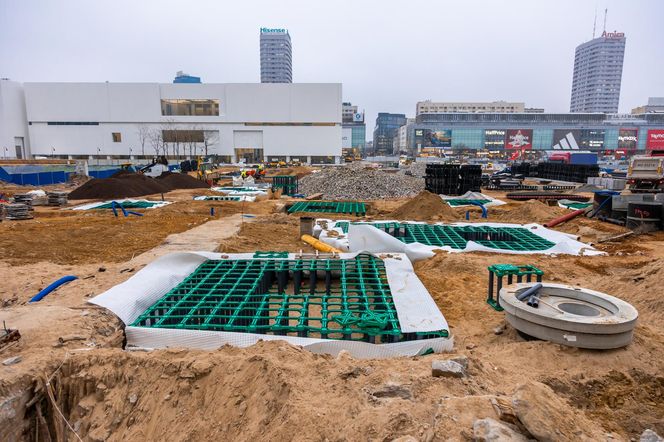 Trwa przebudowa części dawnego Placu Defilad w plac Centralny