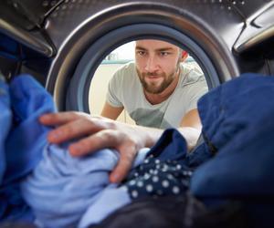 Trik na pranie ciemnych ubrań ułatwi zadanie każdemu mężczyźnie