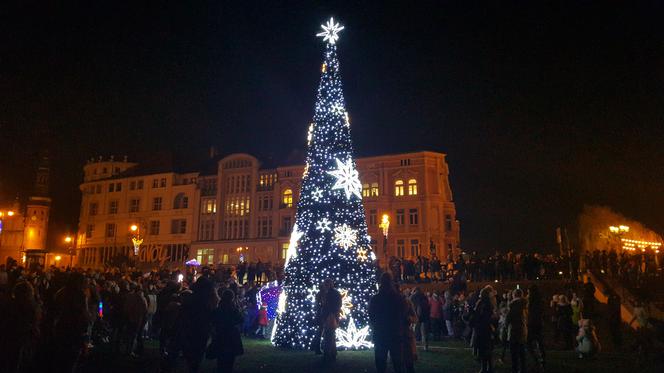 Magia świąt ogarnęła Bydgoszcz! Choinka na Placu Teatralnym zachwyca swoim pięknem!