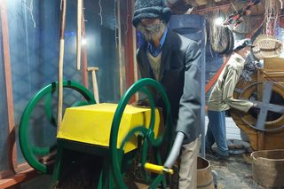 Kolędowanie pod szopką w Różance