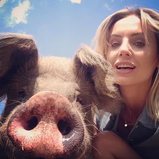Agnieszka Szulim zrobiła sobie słodkie selfie... ze świnią!