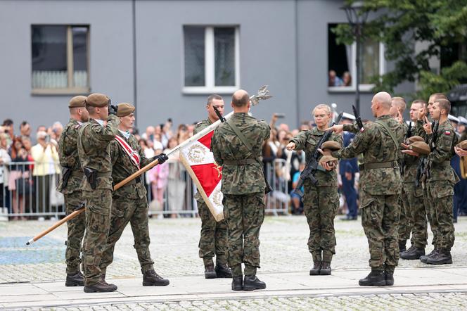 Przysięga wojskowa w Sosnowcu. Żołnierze przedefilowali przez miasto