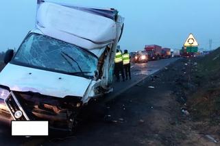 Radomsko: Zderzenie busa z tirem na DK 42. Nie żyje 55-latek, droga jest teraz ZABLOKOWANA 