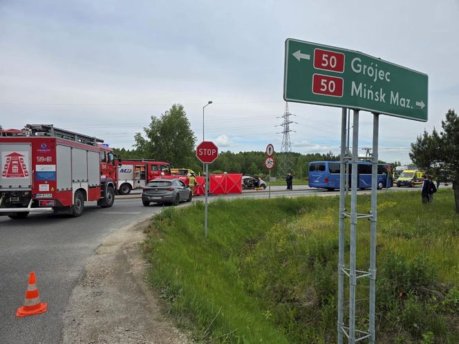 Śmiertelny wypadek na DK50 pod Mińskiem Mazowieckiem. Dwie osoby zginęły w zderzeniu z autobusem [ZDJĘCIA]