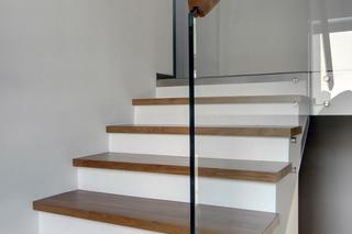 Odnowione schody w domu typu kostka