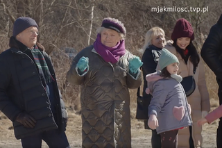 M jak miłość. Barbara Mostowiak (Teresa Lipowska) na planie. Modry (Stefan Friedmann), Iza (Adriana Kalska), Marcin (Mikołaj Roznerski)