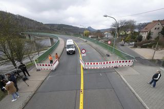 Most runął w ułamku sekundy. Huk obudził mieszkańców w nocy. Tak to mogło wyglądać w Chorzowie