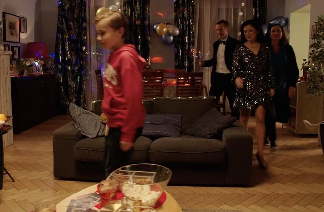 M jak miłość, zabawa sylwestrowa. Kinga (Katarzyna Cichopek), Misiek (Aleksander Bożyk), Piotrek (Marcin Mroczek), Krysia (Hanna Mikuć)