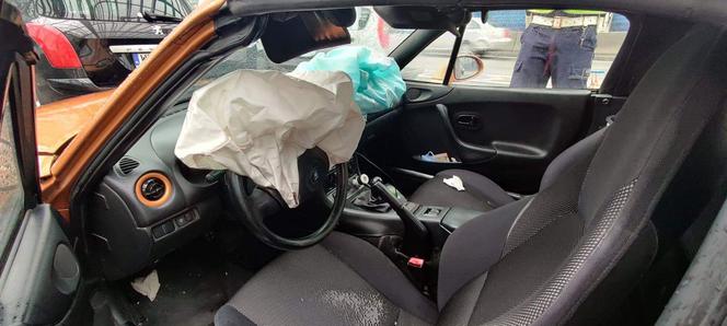 Rozbita Mazda MX-5 - wypadek na trasie S8 w Warszawie