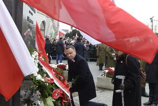 Andrzej Duda pod pomnikiem Józefa Piłsudskiego położył tylko dwie róże 