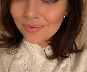 Ola Kwaśniewska chlapie się w jeziorze