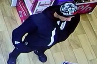 Okradł drogerię w Toruniu. Rozpoznajesz go? Powiadom policję!