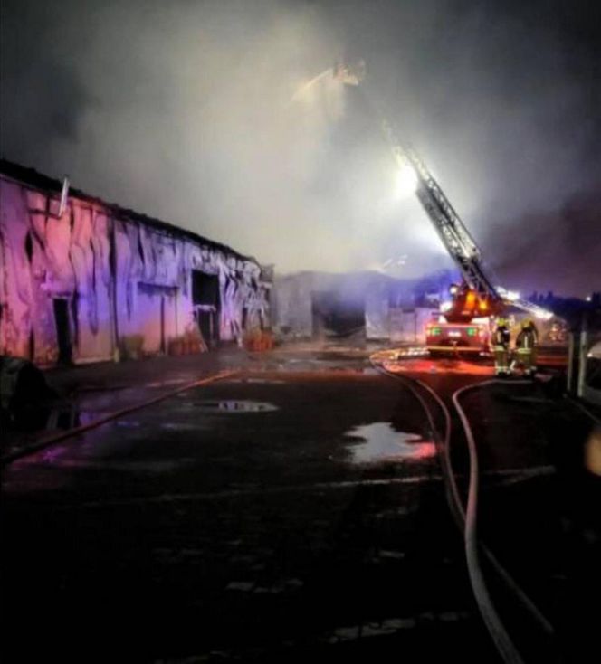 Potężny pożar parku trampolin we Włocławku