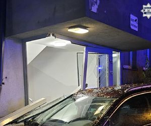 Pijany kierowca wjechał w blok i uciekł. Potem rozpętał awanturę