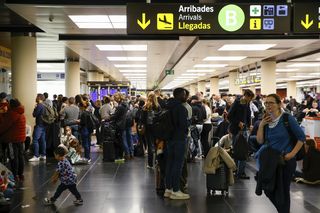 Rodzice porzucili 10-latka na lotnisku w Barcelonie. Powiedział, że są już w samolocie