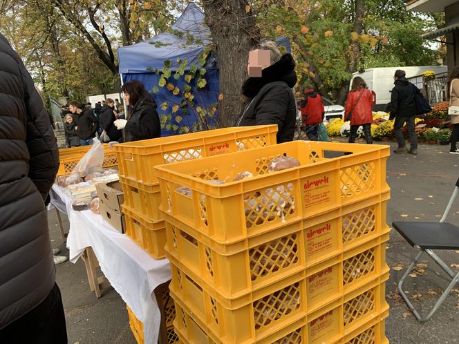 Handel przed cmentarzem. Kupić można pączki, ciasto i cukierki