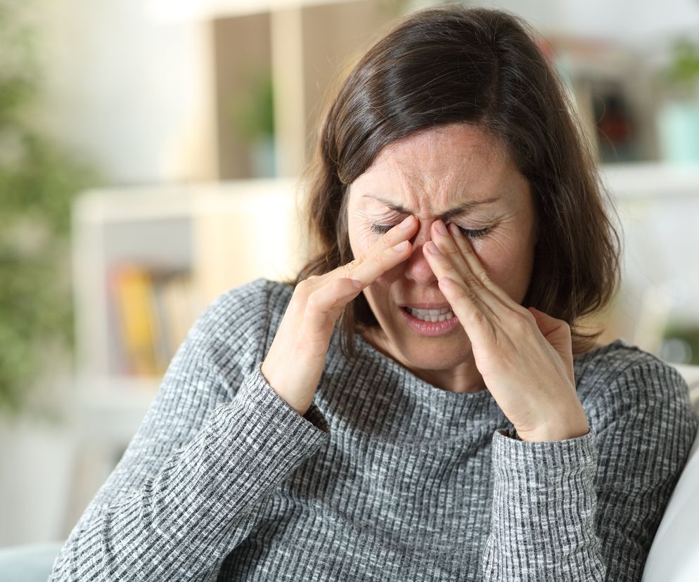 kobieta cierpiąca na ból głowy