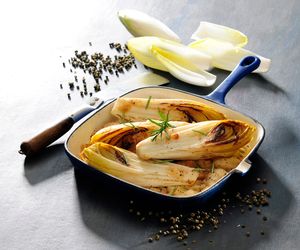 Najłatwiejsza cykoria z patelni: przepis na karmelizowaną cykorię na ciepło