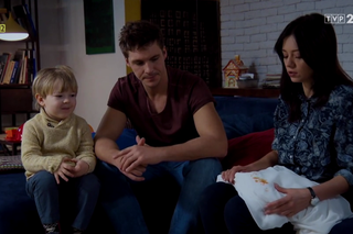 M jak miłość odcinek 1438, Iza (Adriana Kalska), Marcin (Mikołaj Roznerski), Szymek (Staś Szczypiński)