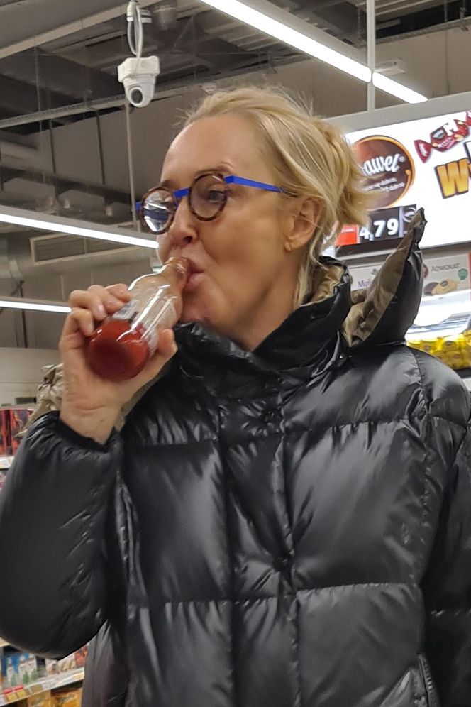 Agata Młynarska. Babcia Agata buszuje po sklepie.