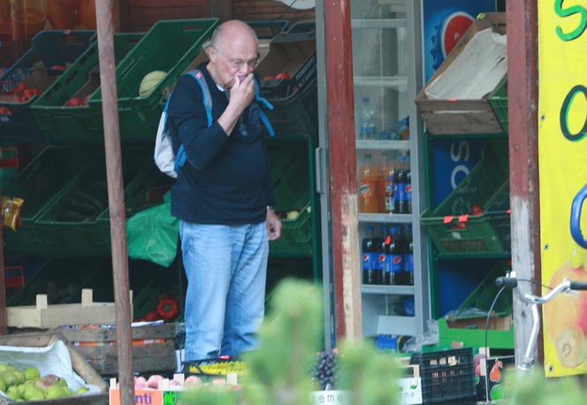 Marek Borowski kradnie śliwki