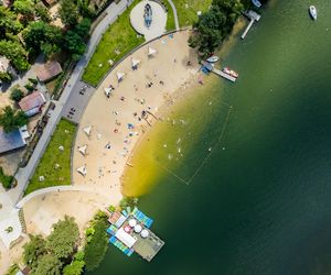 W tej wsi jezioro Czarne łączy się z Białym. Ich wody mieszają się z wodą jednego z największych sztucznych zalewów w Polsce
