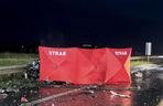 Śmiertelny wypadek pod Kutnem. 28-latek z BMW zderzył się z dwoma pojazdami [ZDJĘCIA].