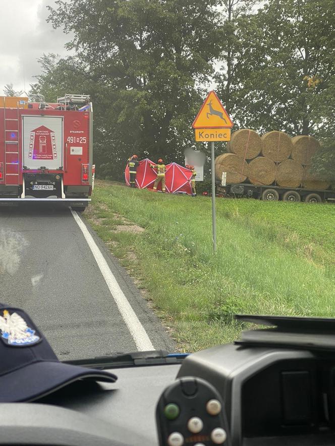 Kierowca ciężarówki przewożącej słomę uderzył w motorowerzystę. Nie żyje 81-latek