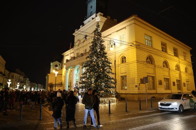 Boże Narodzenie 2024. Światełka oświetliły choinkę na pl. Łokietka w stolicy woj. lubelskiego! Tak się prezentuje