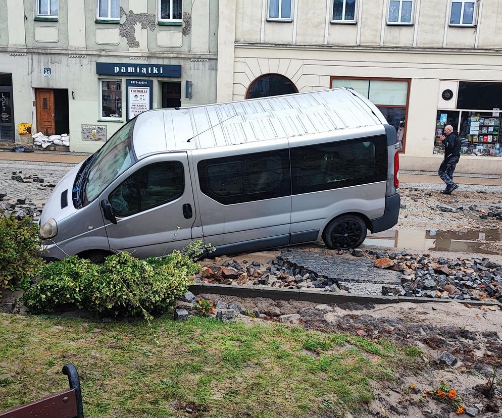 W centrum Głuchołaz opadła woda. Szokujący widok!