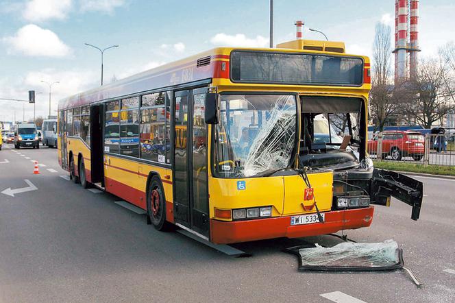 Autobus wbił się w ciężarówkę